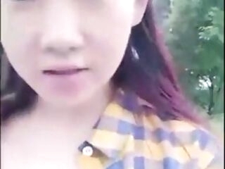 18岁高中萌妹子公园大胆值播，用水果插x穴 造福广大粉丝