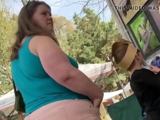 phat ass white girl mom in pink cut-offs