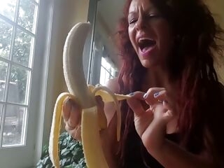 banana gets a oral job
